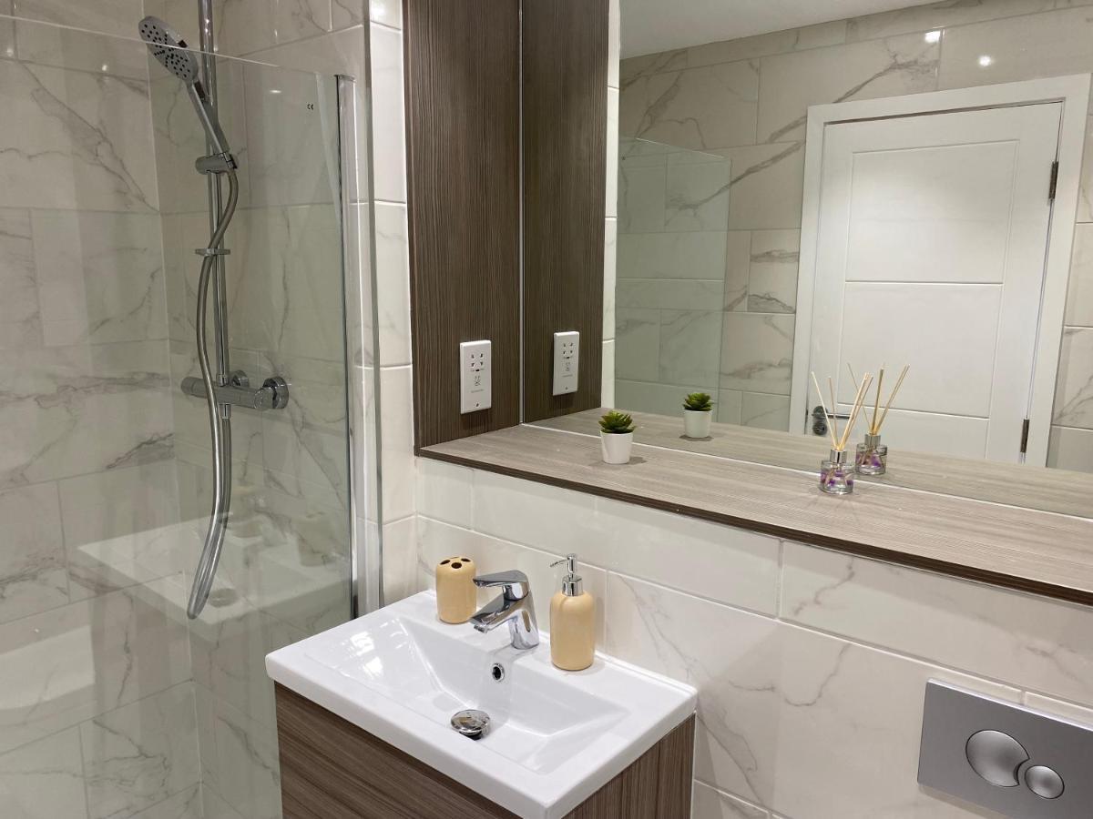 מילטון קינס Central Location, Parking, Wi-Fi, Modern Apartment מראה חיצוני תמונה
