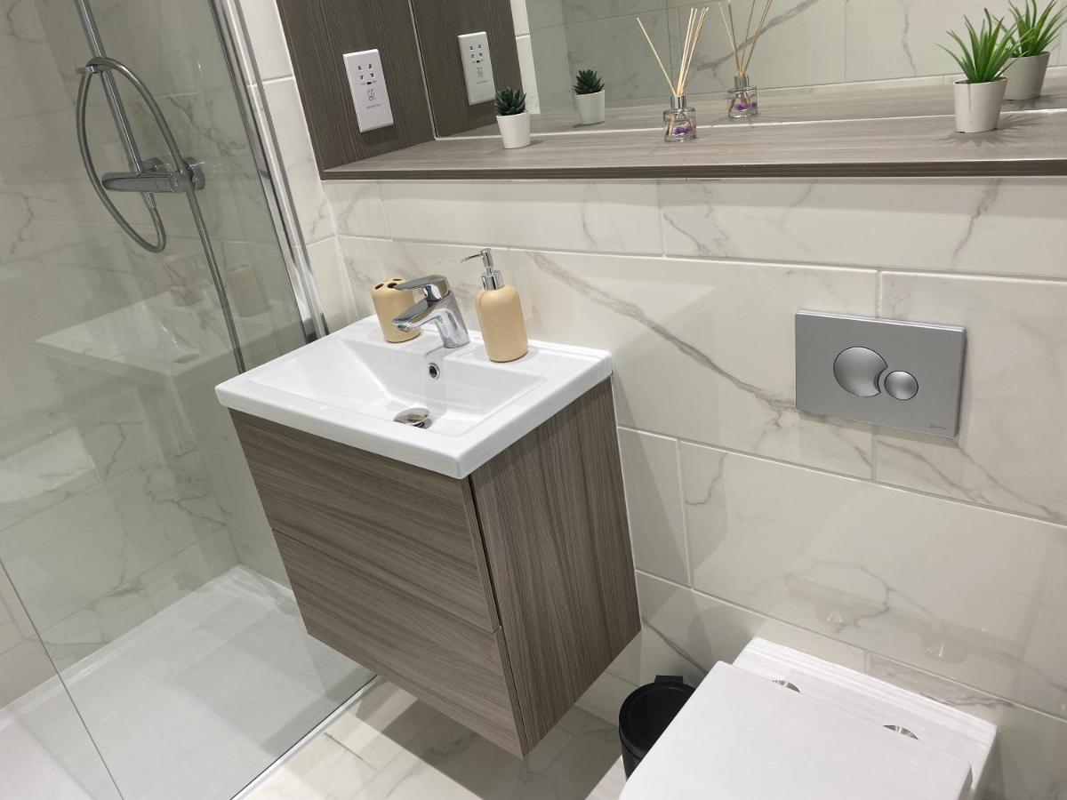מילטון קינס Central Location, Parking, Wi-Fi, Modern Apartment מראה חיצוני תמונה